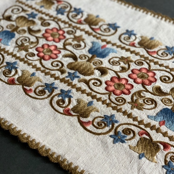 Pillow Oblong Richly Embroidered - Picture 4 of 9